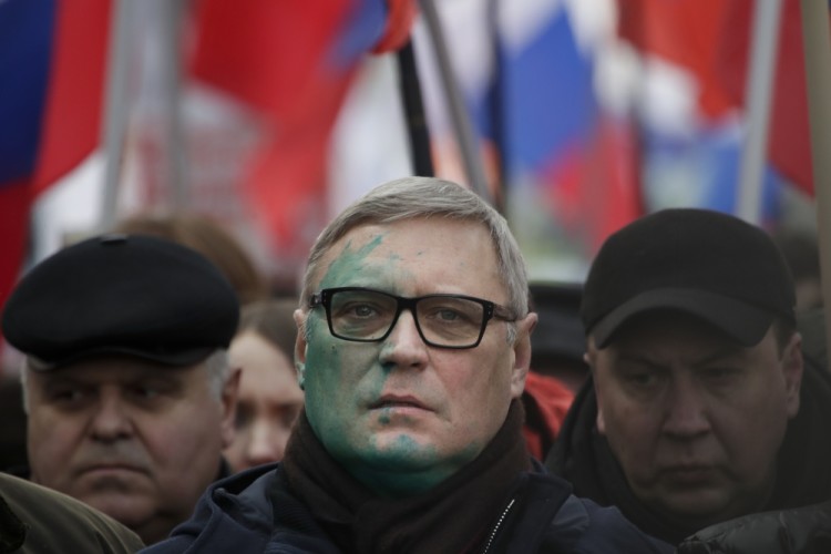 Во время марша памяти Бориса Немцова 26 февраля 2017 года неизвестные облили Михаила Касьянова зеленкой. Фото AP Photo/Scanpix