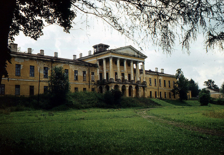 Ропшинский дворец в 1974 году, когда в нем еще находилась военная часть. Фото: Витольд Муратов / Wikimedia Commons