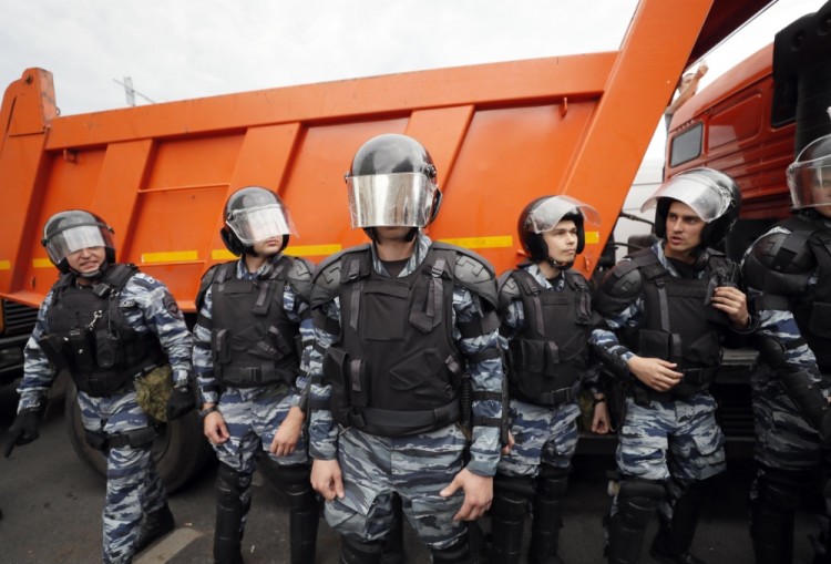 epa06024206 Russian police block Tverskaya street in central Moscow, Russia, 12 June 2017, during an unauthorized opposition rally. Russian liberal opposition leader and anti-corruption blogger Alexei Navalny has called his supporters to hold a protest in Tverskaya Street, which leads to the Kremlin, instead of the authorized by Moscow officials Sakharov avenue. Changing the location may provoke clashes with the police.  EPA/YURI KOCHETKOV