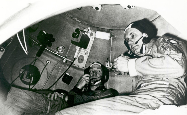 Томас Стаффорд и Алексей Леонов во время экспериментального   полёта советского космического корабля «Союз-19» и американского космического корабля «Аполлон». Фото с Википедии
