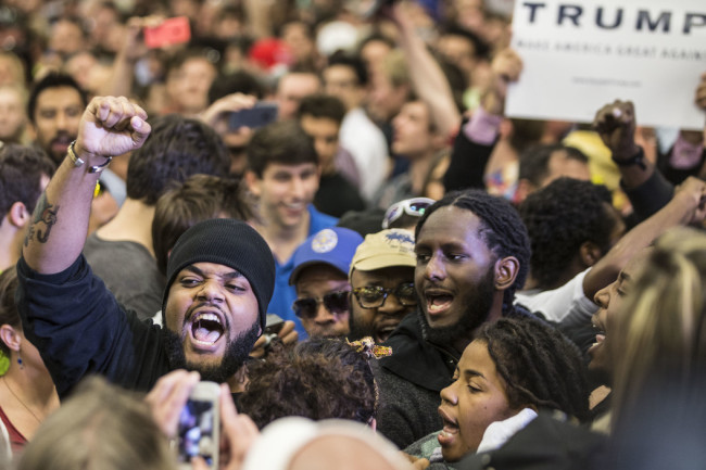 Активистов движения ‘Черные жизни важны’ (Black Lives Matter), протестовавших на встрече Дональда Трампа с избирателями, выгоняют с мероприятия. Фото Евгения Фельдмана для «Спектра».