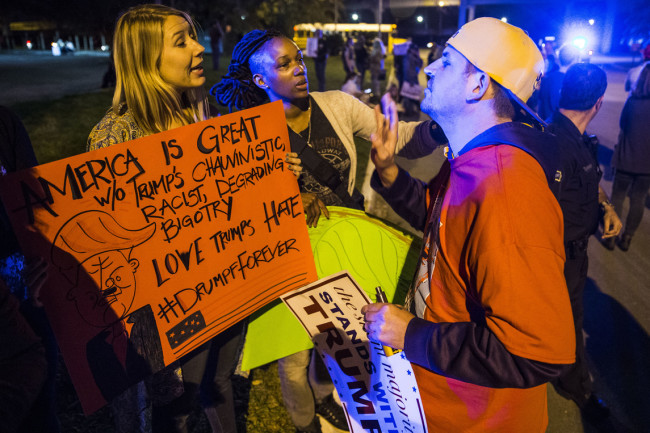 Участники акции протеста беседуют со сторонниками Дональда Трампа. Фото Евгения Фельдмана для «Спектра».