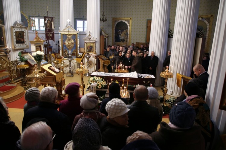 3235928 11/15/2017 People pay the last respects to satirist Mikhail Zadornov at Alexander Nevsky Church, Riga. Robert Vitsups/Sputnik