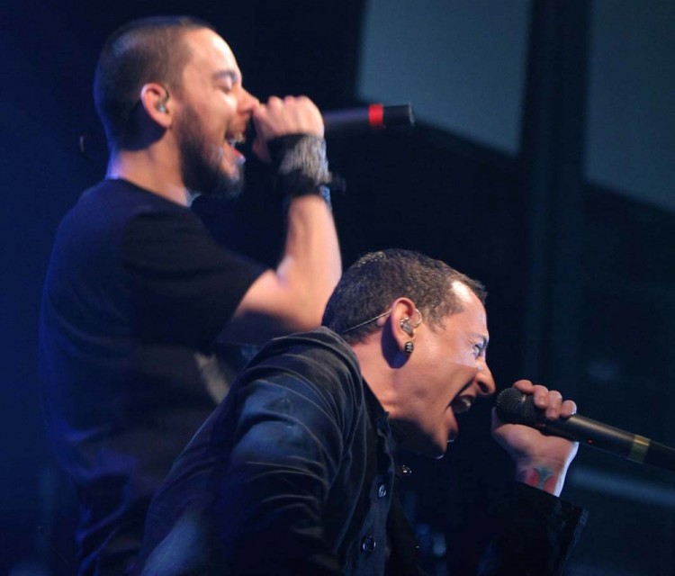LINKIN PARK LIVE AT THE ASTORIA,  London 05/07,  MIKE SHINODA (VOCALS/GUITAR) AND CHESTER BENNINGTON (VOCALS);  Credit: MARILYN KINGWILL / ArenaPAL