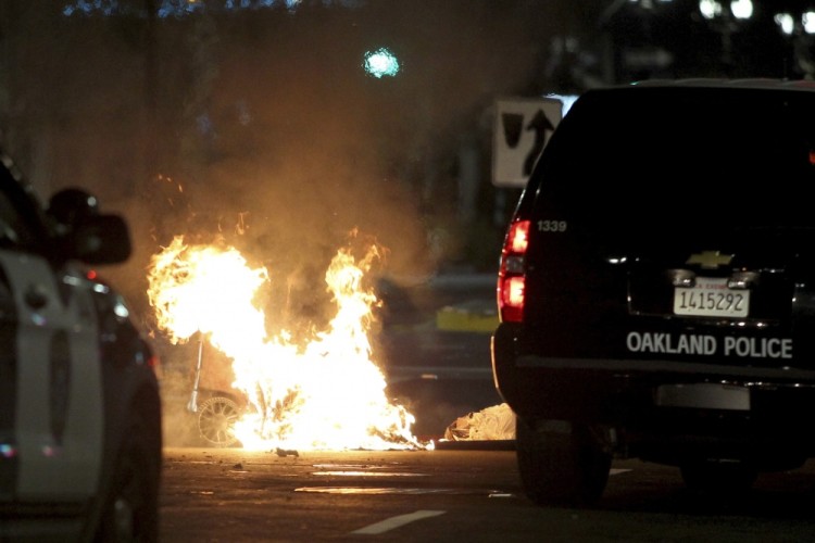 В Окленде протестующие поджигают мусор на улицах. Фото AP/Scanpix