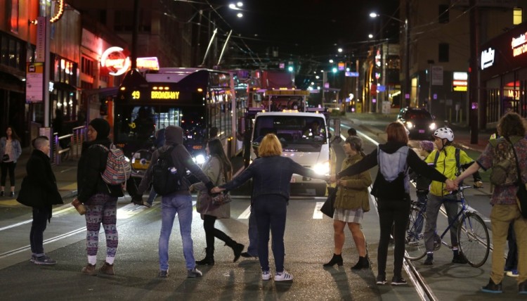 Протестующие в Сиэттле пытаются перекрыть автодорогу. Фото AP Photo/Scanpix