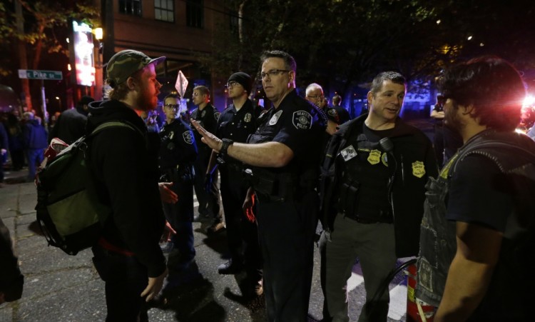 Полицейские беседуют с протестующими в Сиэттле. Фото AP 
