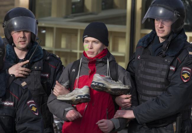 Задержание на акции протеста в Москве. Фото REUTERS/Scanpix