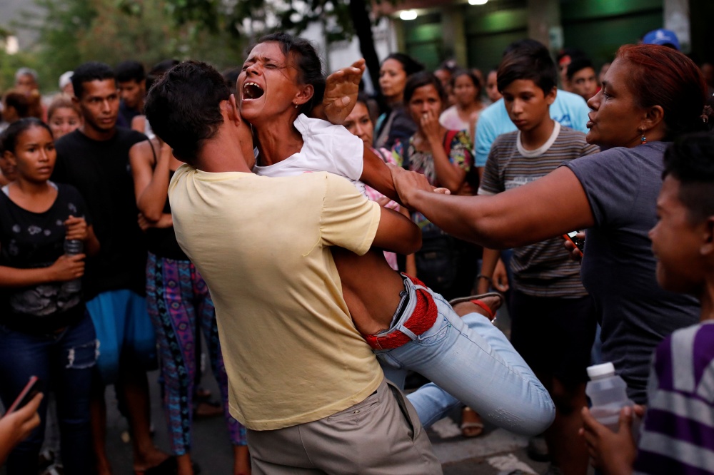 Родственники погибших напротив здания тюрьмы в Венесуэле. Фото REUTERS/Scanpix/LETA