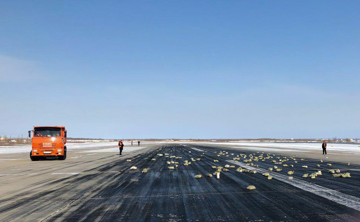 Выпавшие из самолета слитки золота. Фото crimlife_yakutia/«ВКонтакте»
