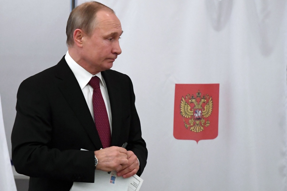 Владимир Путин голосует на выборах президента 2018 года.  Фото AFP PHOTO/POOL/Scanpix/LETA