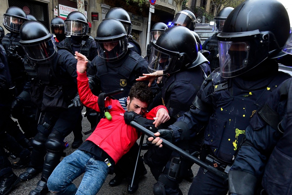 Столкновения полиции с протестующими в Барселоне. Фото AFP PHOTO/Scanpix/LETA