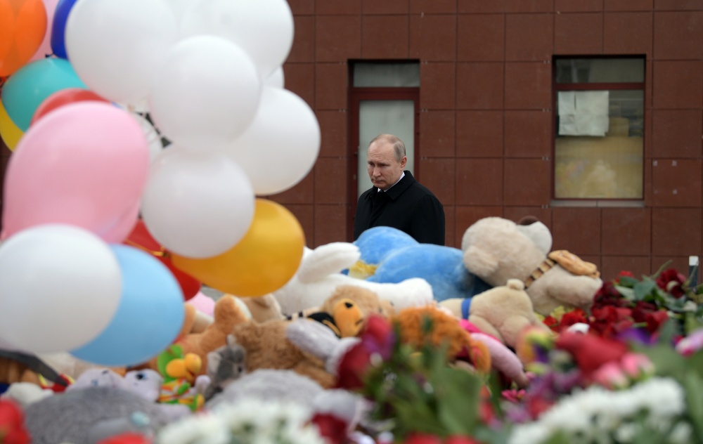 Владимир Путин у мемориала в память о погибших в Кемерове. Фото Sputnik/AP/Scanpix/LETA