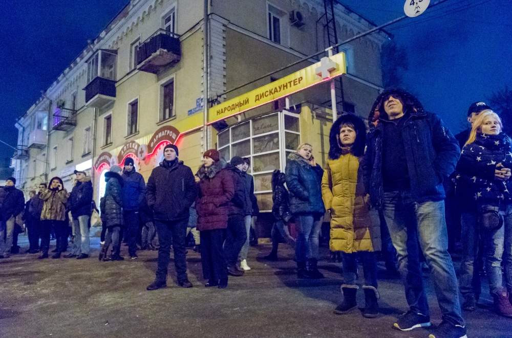 Жители города наблюдают за работой спасателей в Кемерове. Фото TASS/Scanpix/LETA