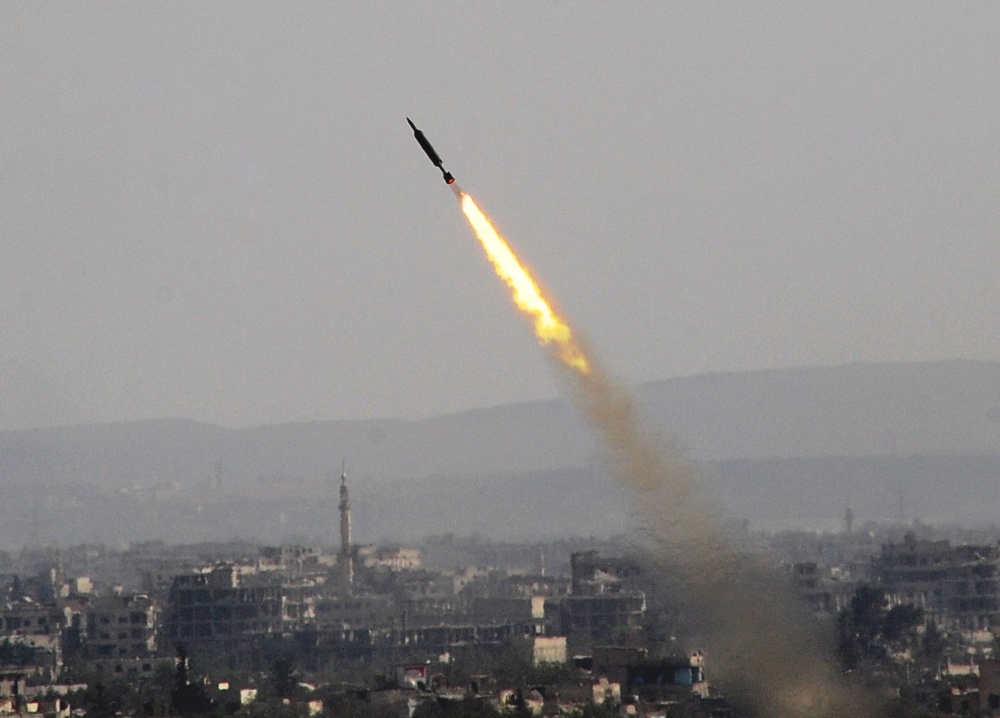 Летящая в сторону Думы ракета во время атаки 7 апреля. Фото Xinhua/Sipa USA/LETA