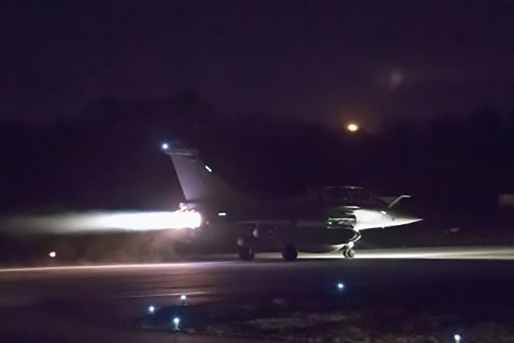 Взлет самолета ВВС Франции для нанесения авиаудара по объектам в Сирии. Фото AFP/Scanpix/LETA