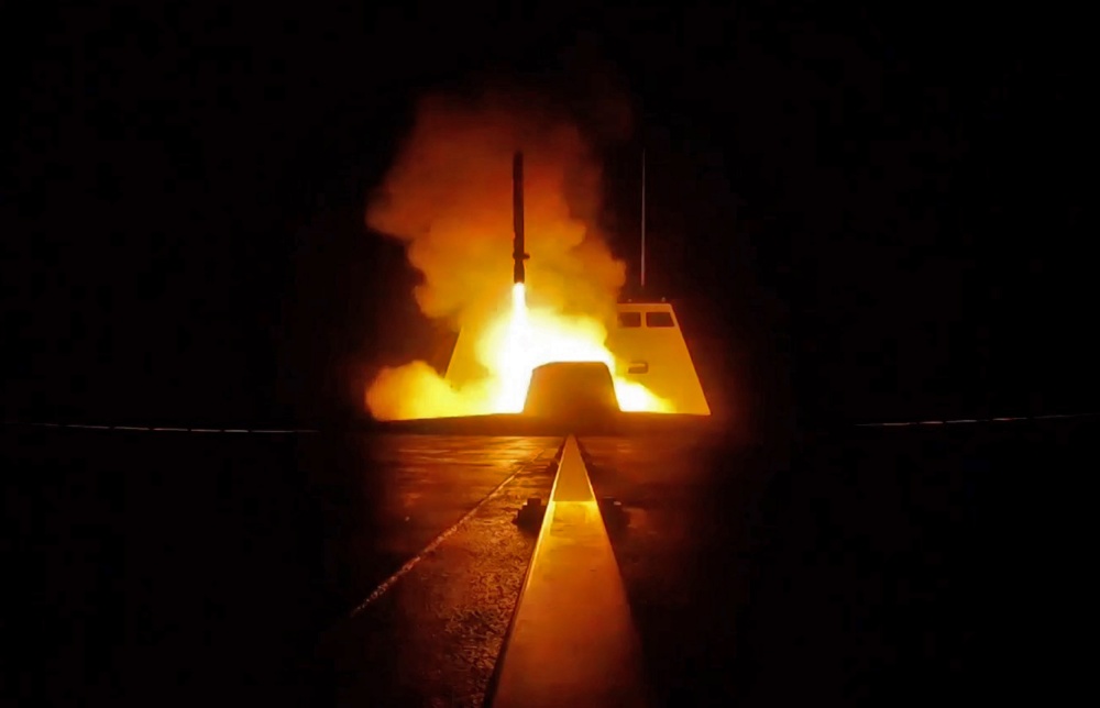 Запуск ракеты морского базирования для нанесения удара по объектам в Сирии с боевого корабля ВМС Франции. Фото AFP/Scanpix/LETA