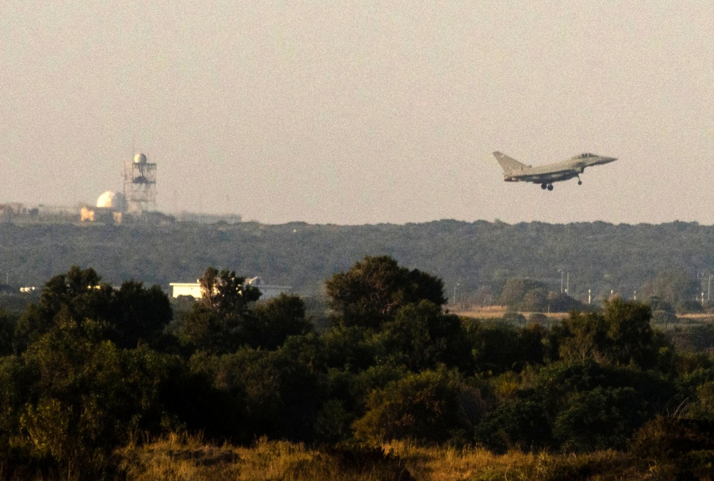 Самолет ВВС Великобритании возвращается после нанесения ракетных ударов по объектам в Сирии. Фото AFP/Scanpix/LETA
