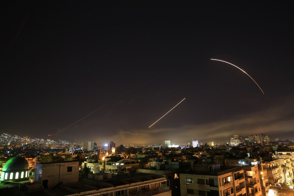 Работа сирийских ПВО в небе над Дамаском. Фото AP/Scanpix/LETA