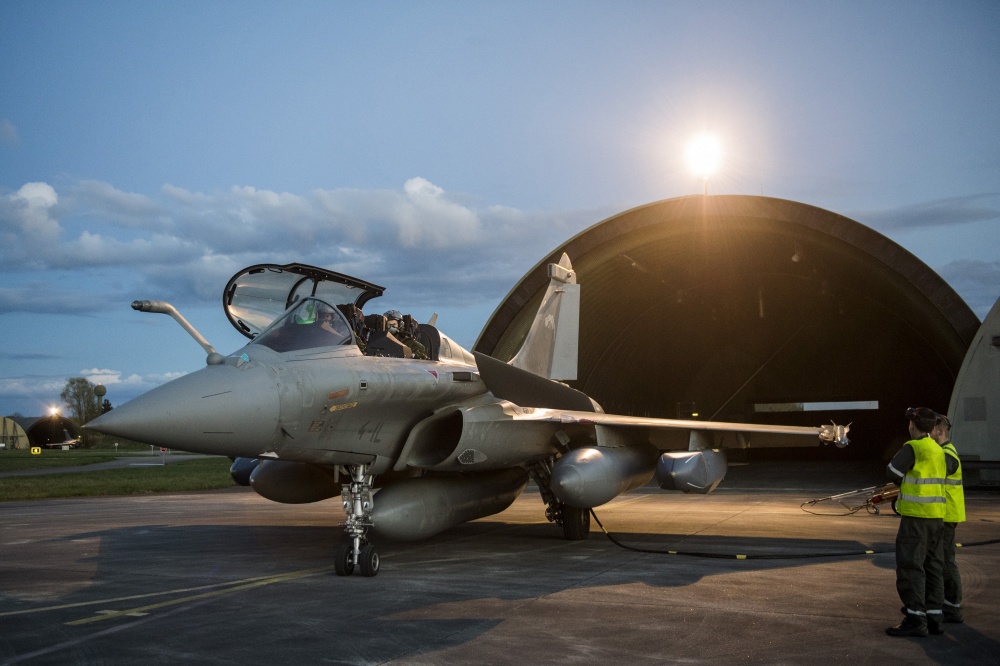 Боевой самолет ВВС Франции перед вылетом для нанесения авиаудара по объектам в Сирии. Фото AP/Scanpix/Leta