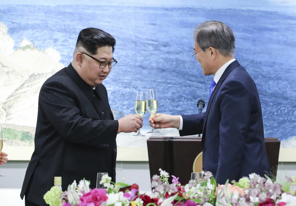 Ким Чен Ын и Кореи Мун Джэин. ФОто AP/Scanpix/LETA