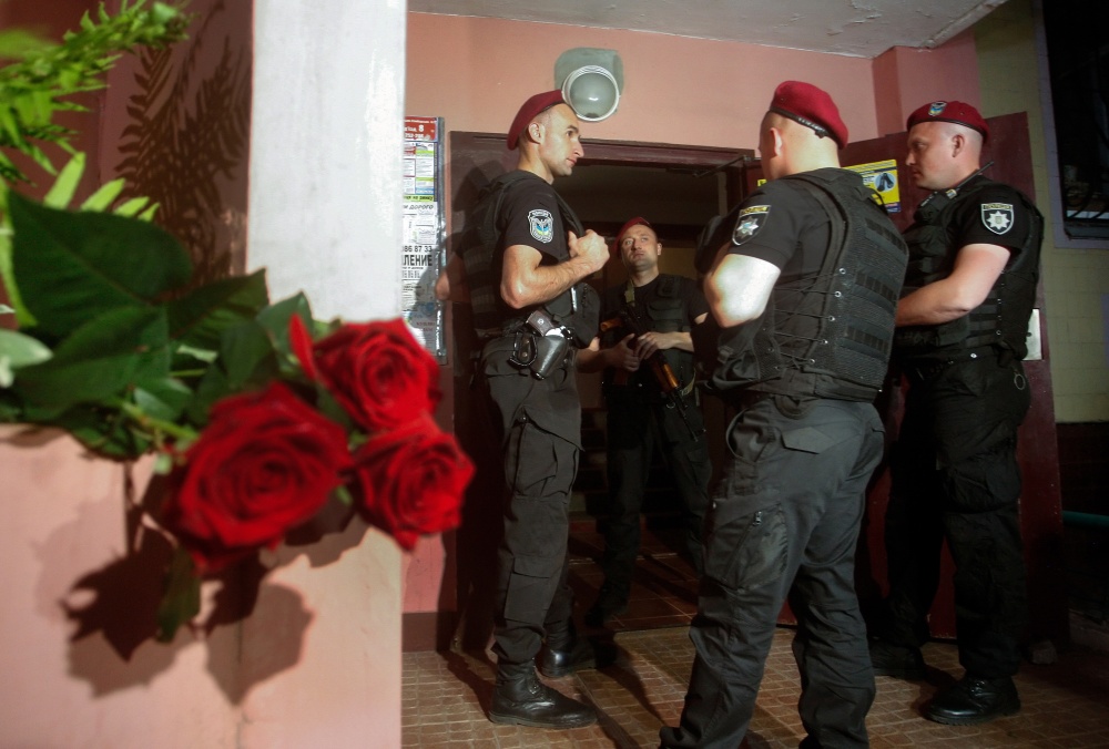 Цветы в подъезде дома в Киеве, где в своей квартире был застрелен Аркадий Бабченко. Фото EPA/Scanpix/Leta