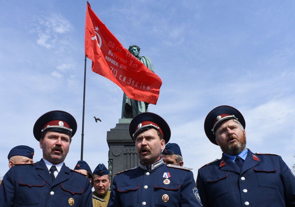 Люди в форме казаков на Пушкинской площади. Фото 
AFP PHOTO / Scanpix/LETA / AFP PHOTO / Kirill KUDRYAVTSEV