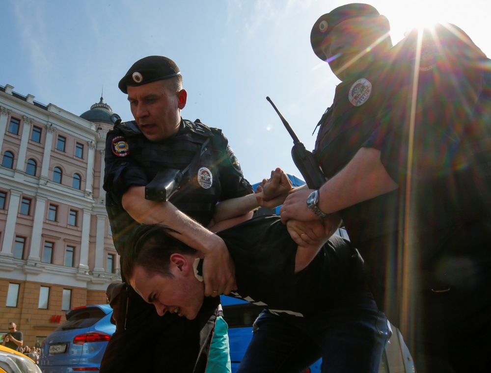 Задержание протестующего в Москве. Фото REUTERS/Scanpix/LETA