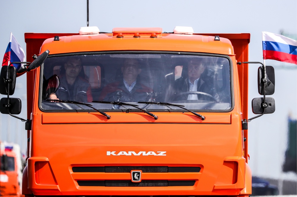 Владимир Путина за рулем КамАЗа. Фото TASS/Scanpix/LETA

