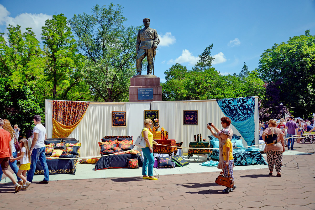 Часть экспозиции тканей, производимых в Приднестровье, расположилась под памятником Григорию Ивановичу Котовскому. Фото Валерия Кругликова