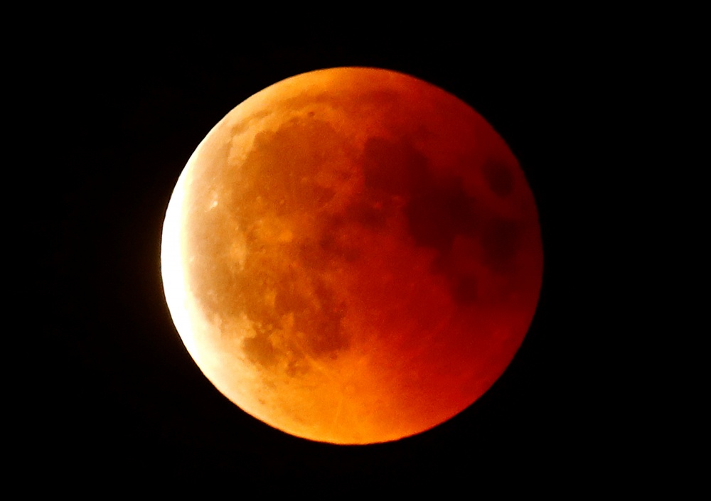 «Кровавая луна» — в момент затмения спутник Земли приобретает багряно-красный оттенок. Фото REUTERS/Scanpix/Leta