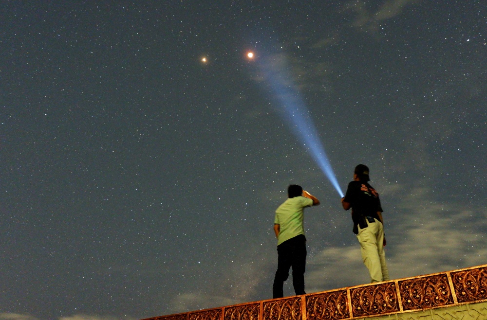 Жители Суматры любуются Марсом. Фото REUTERS/Scanpix/Leta