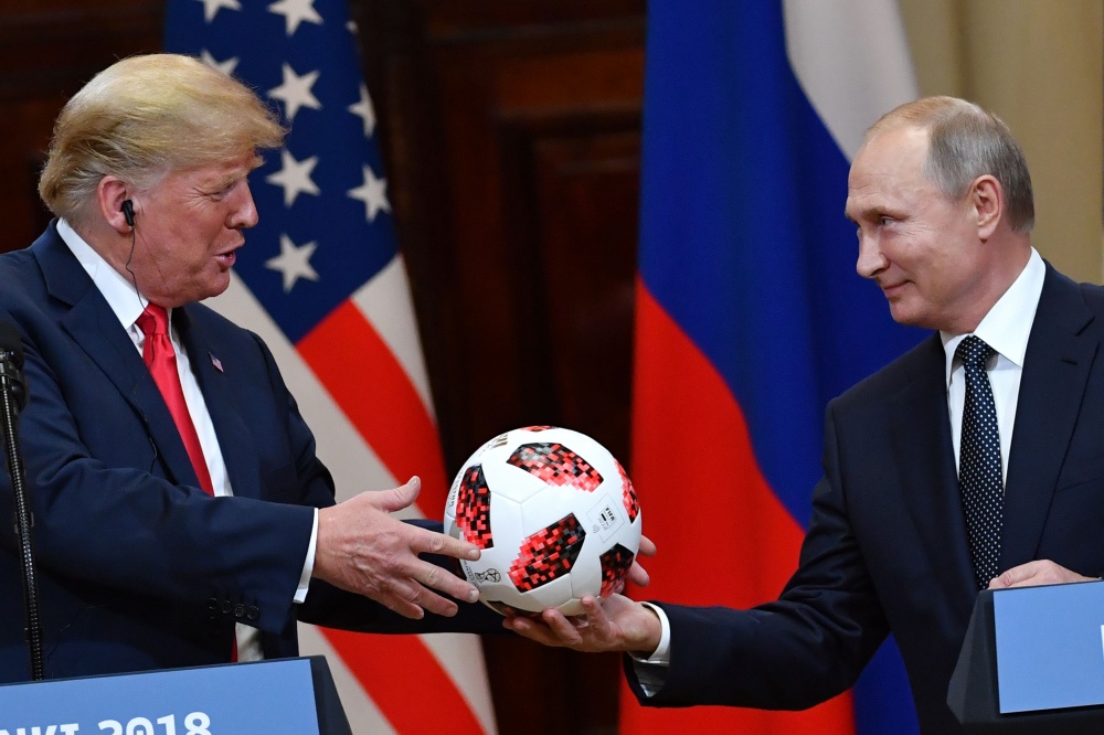 Владимир Путин дарит мяч Дональду Трампу. Фото AFP PHOTO / Scanpix/LETA