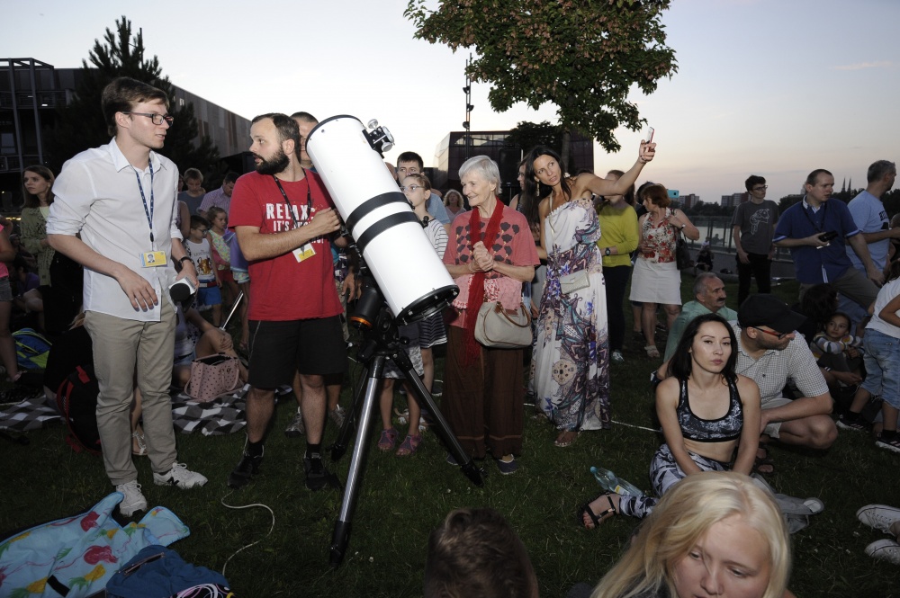 Наблюдатели за лунным затмением в Польше. Фото Xinhua/Scanpix/Leta
