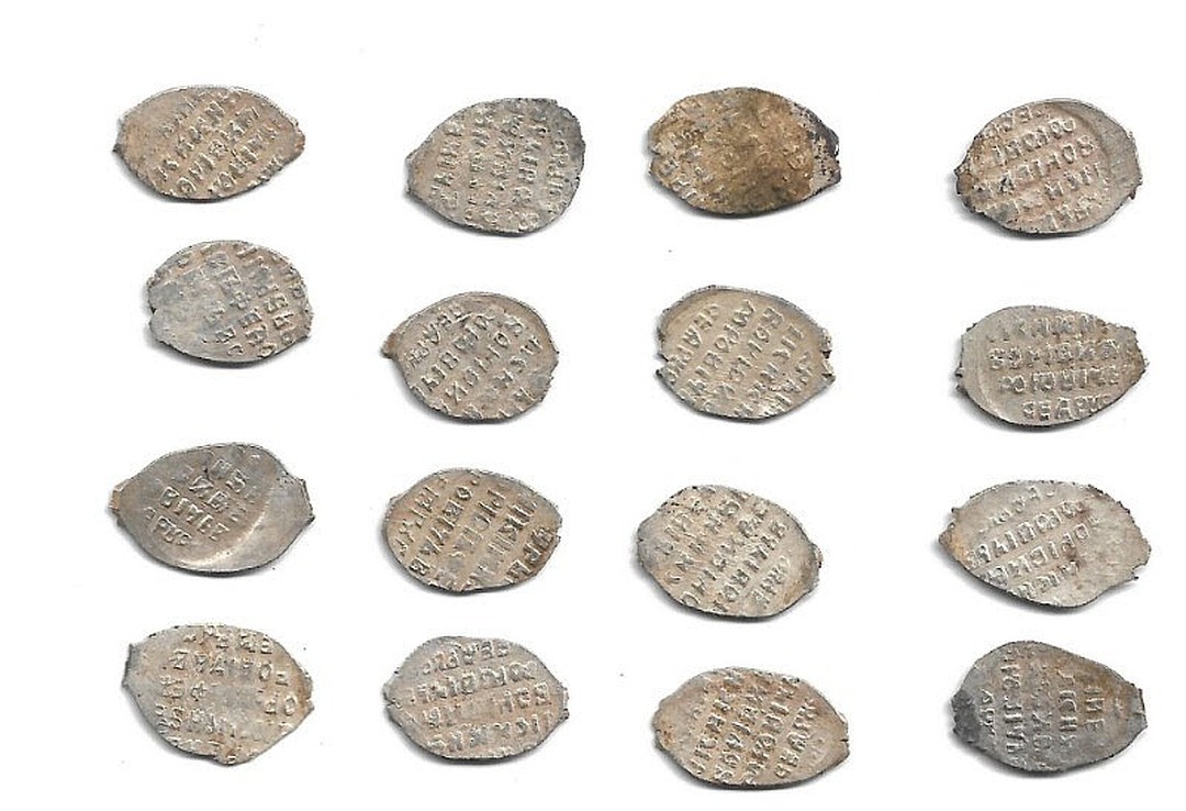 Монеты из 400-летнего клада в Павлово-Посадском районе. Фото Института археологии РАН России