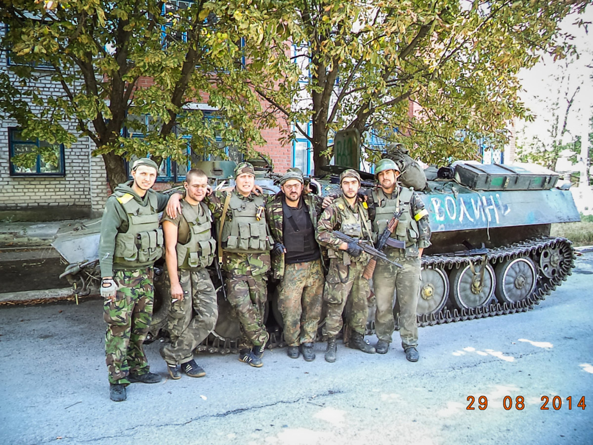 Тарас Самчук (третий слева) и его товарищи позируют перед МТЛБ в Комсомольском после выхода из Иловайска. Фото из архива Тараса Самчука/Kyiv Post