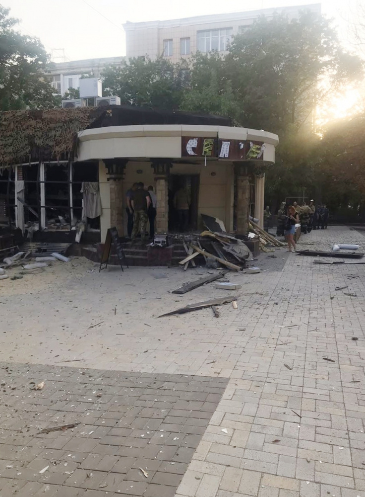 Вход в кафе «Сепар» в Донецке после взрыва. Фото Sputnik/Scanpix/Leta