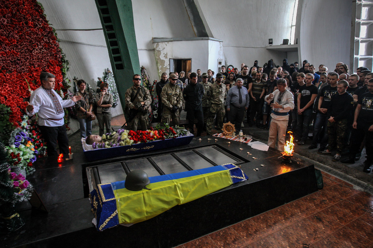 Бойцы батальона «Азов» на погребальной церемонии их товарища Олега Аксененко 21 августа 2014 года. Фото Олега Петрасюка/Kyiv Post