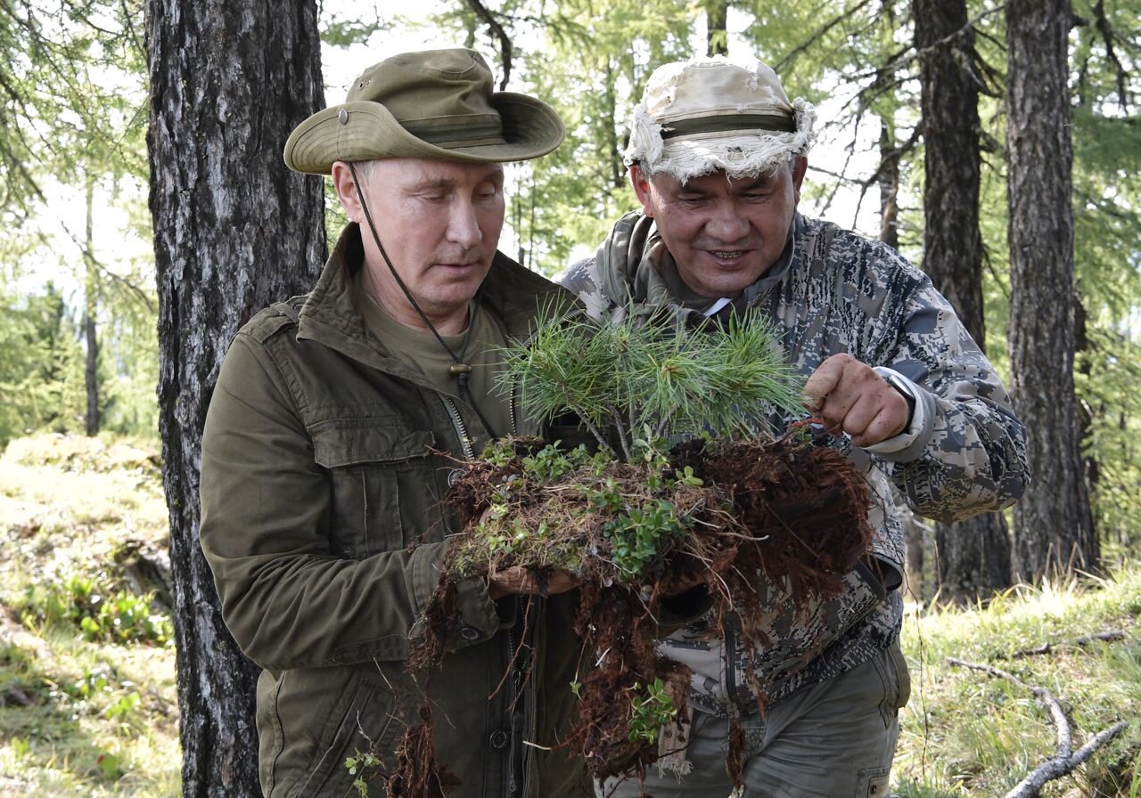 Владимир Путин и Сергей Шойгу. Фото @Kremlinpool_RIA Twitter
