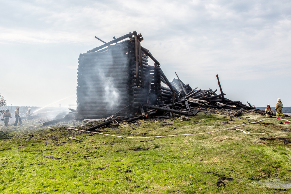 Сгоревшая церковь успения пресвятой Богородицы. Фото TASS/Scanpix/LETA