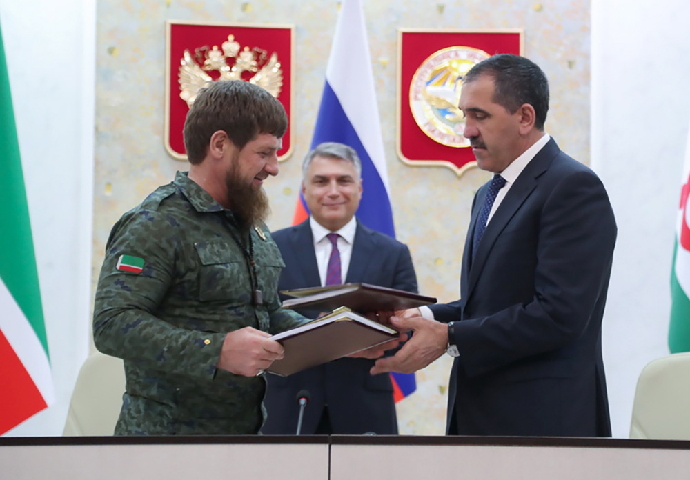 Главы Чечни и Ингушетии Рамзан Кадыров и Юнус-Бек Евкуров подписали соглашение о границе между республиками. Фото TASS/Scanpix/LETA
