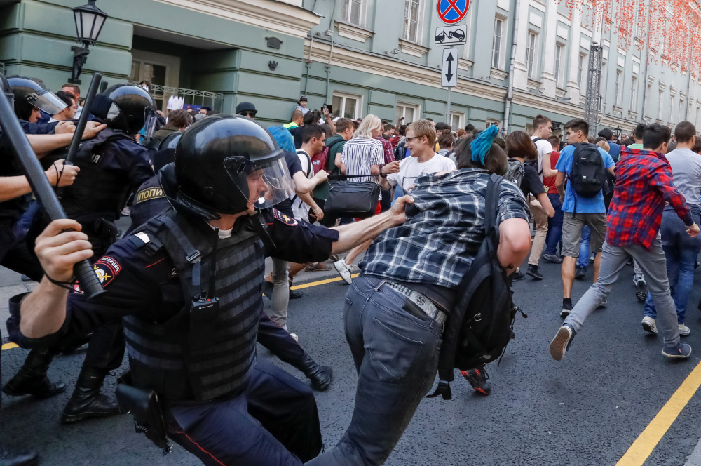 Полицейские жестко применяют силу против протестующих в Москве. Фото REUTERS/Scanpix/Leta