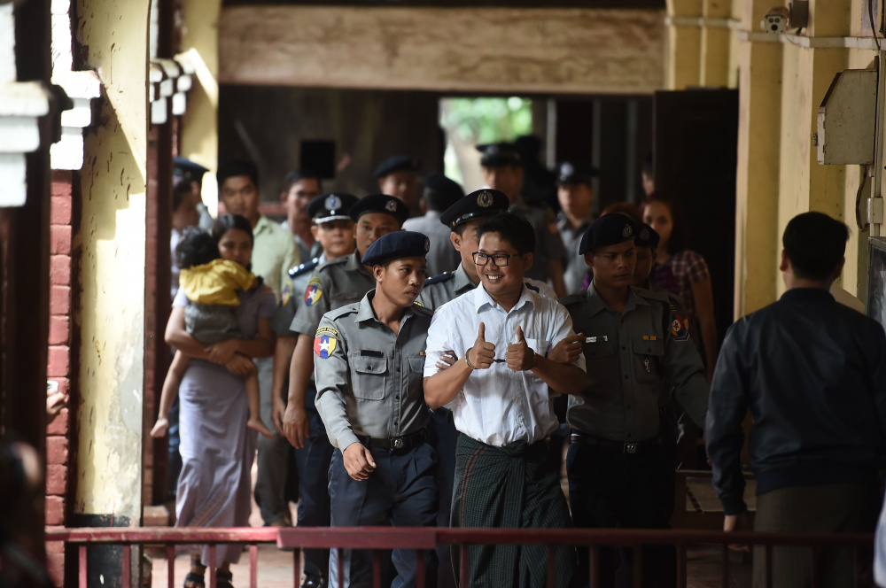 Журналист Reuters Ва Лон прибывает в суд. Фото  AFP/Scanpix/Leta