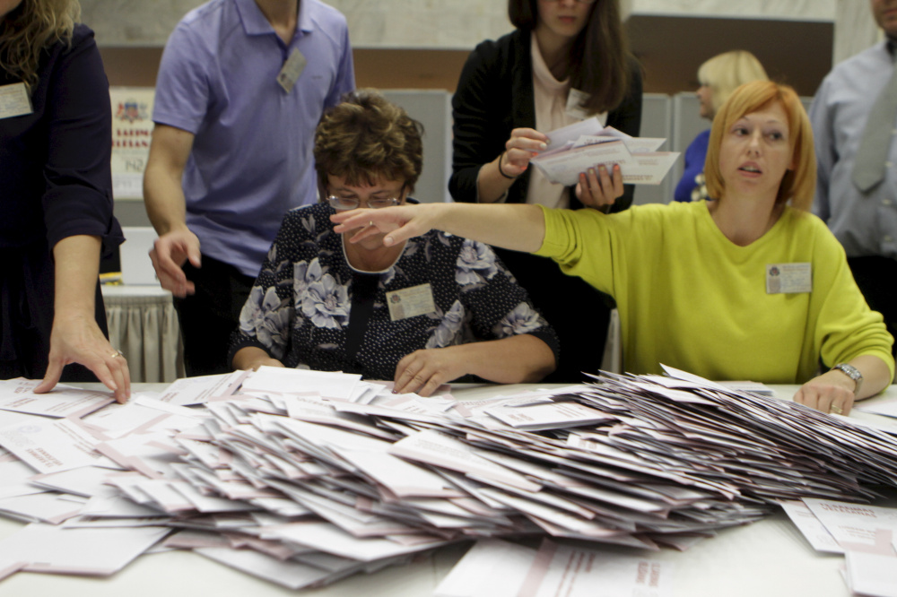 Подсчет голосов на выборах в 13-й Сейм Латвии. Фото EPA/Scanpix/Leta