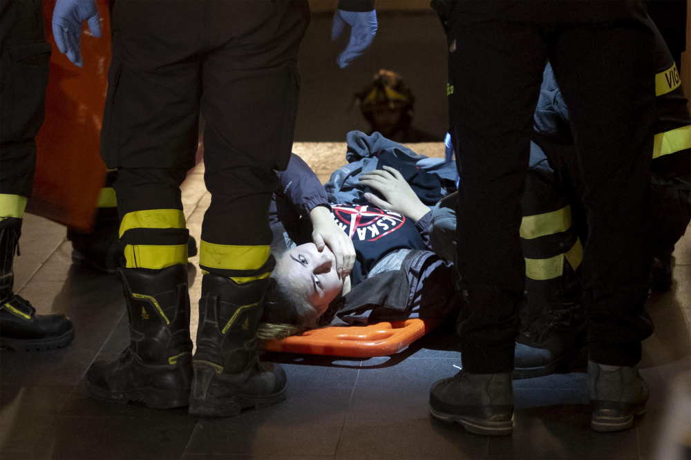 Один из пострадавших в метро Рима. Фото EPA/Scanpix/Leta