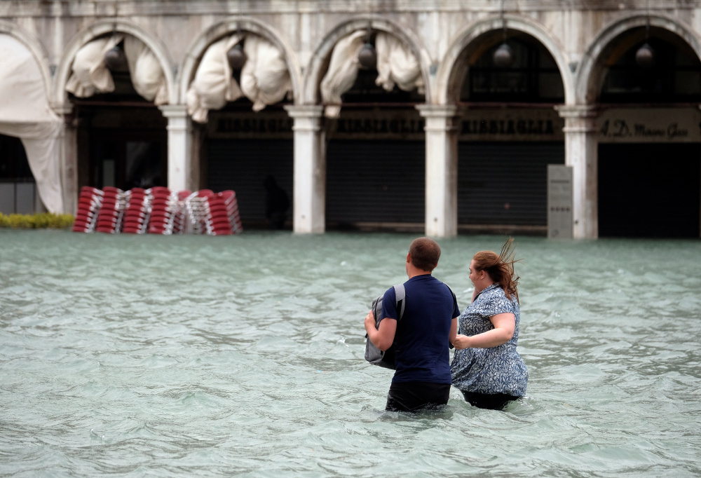 Пара туристов на площади Святого Марка в Венеции. Фото REUTERS/Scanpix/Leta