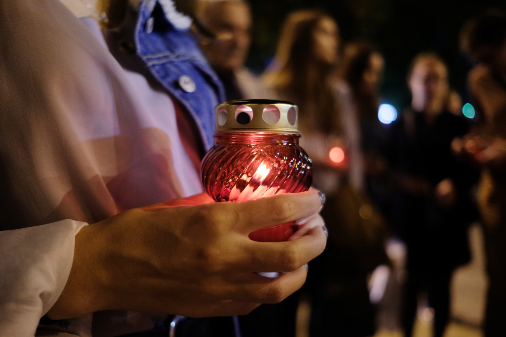В память о погибших студентах в Керчи зажгли свечи. Фото Sputnik/Scanpix/Leta