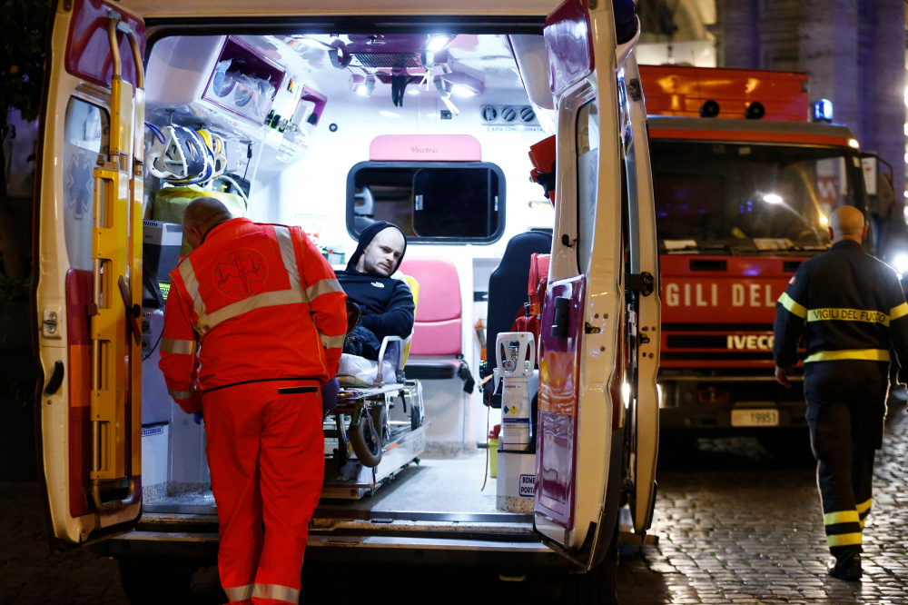 Пострадавший в результате аварии в римском метро. Фото AFP/Scanpix/Leta