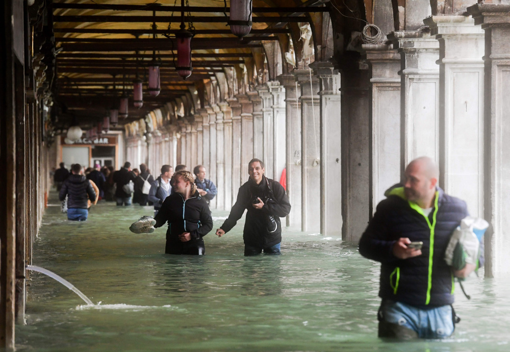 Туристы в затопленной Венеции. Фото AFP/Scanpix/Leta
