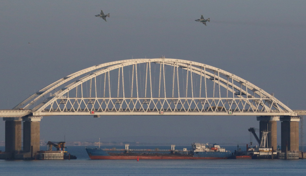 Российские боевые самолеты над перекрытым баржей Керченским мостом. Фото REUTERS/Scanpix/Leta